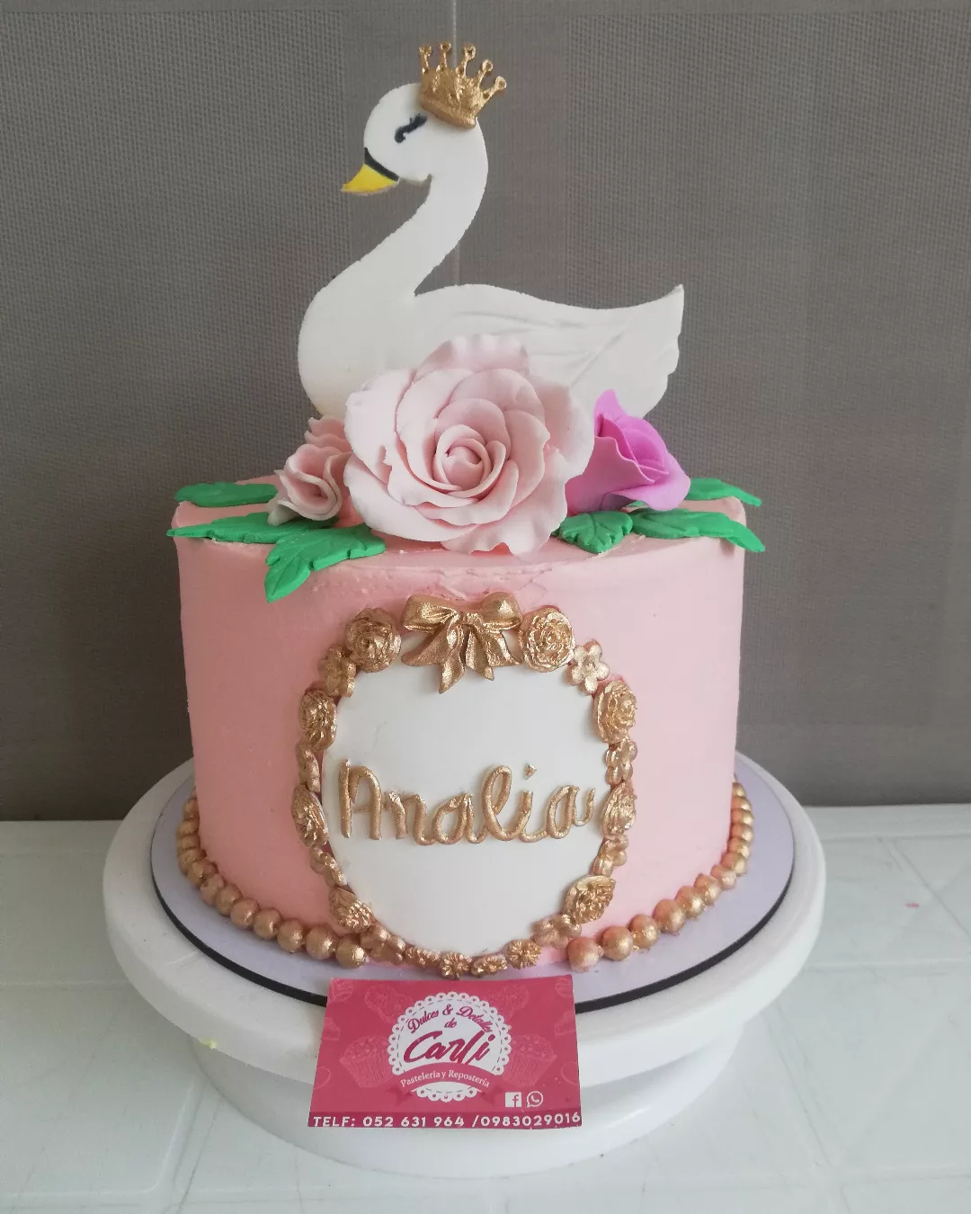 Pastel rosa con cisne blanco y flor central