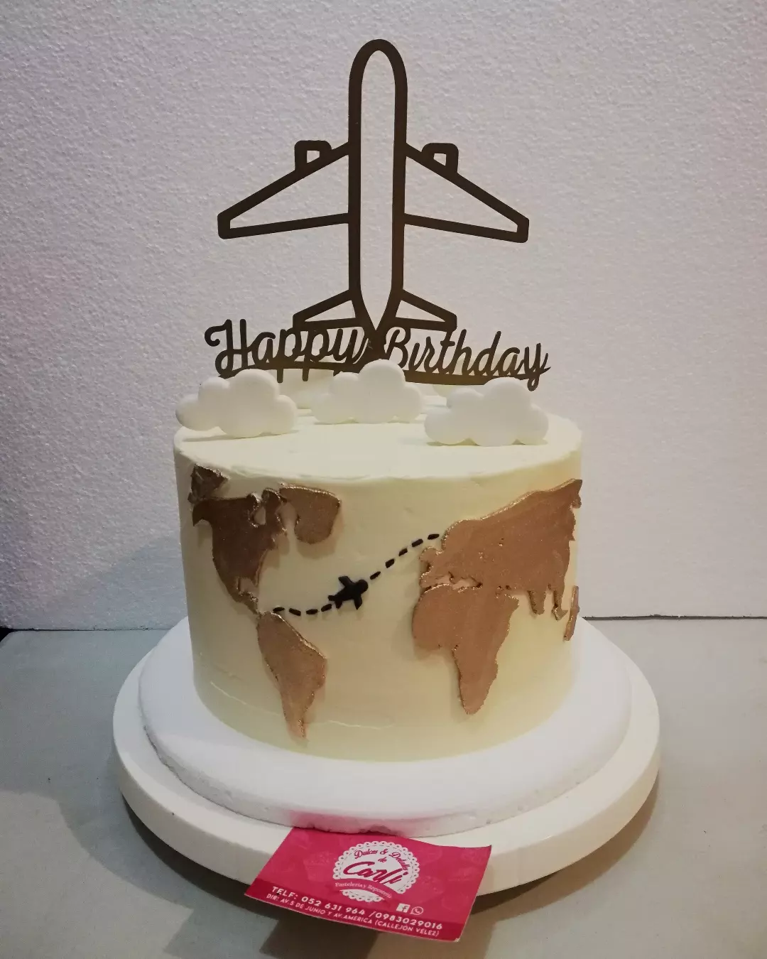 Pastel blanco con avión y topper de cumpleaños