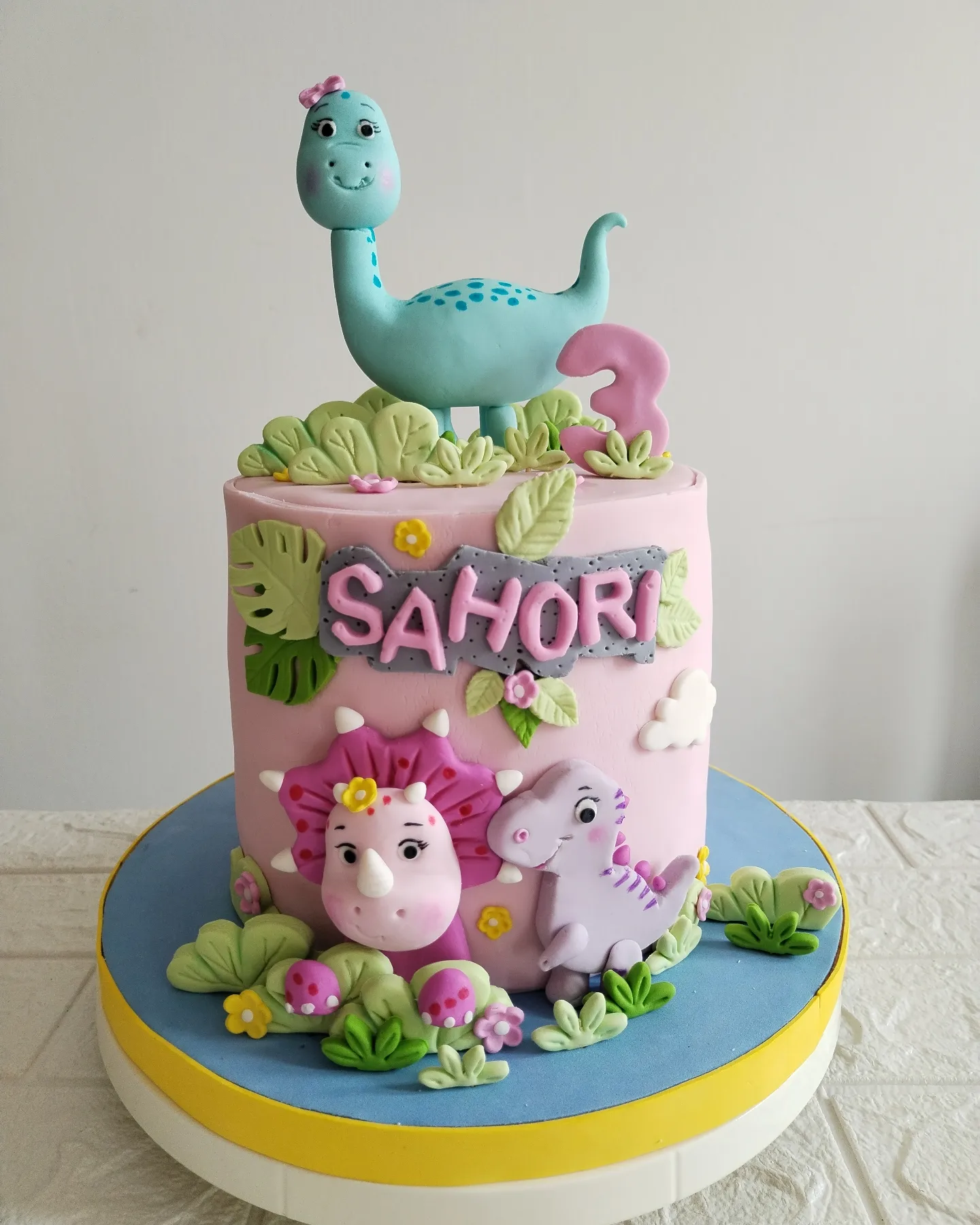 Pastel infantil de dinosaurios en tonos pastel