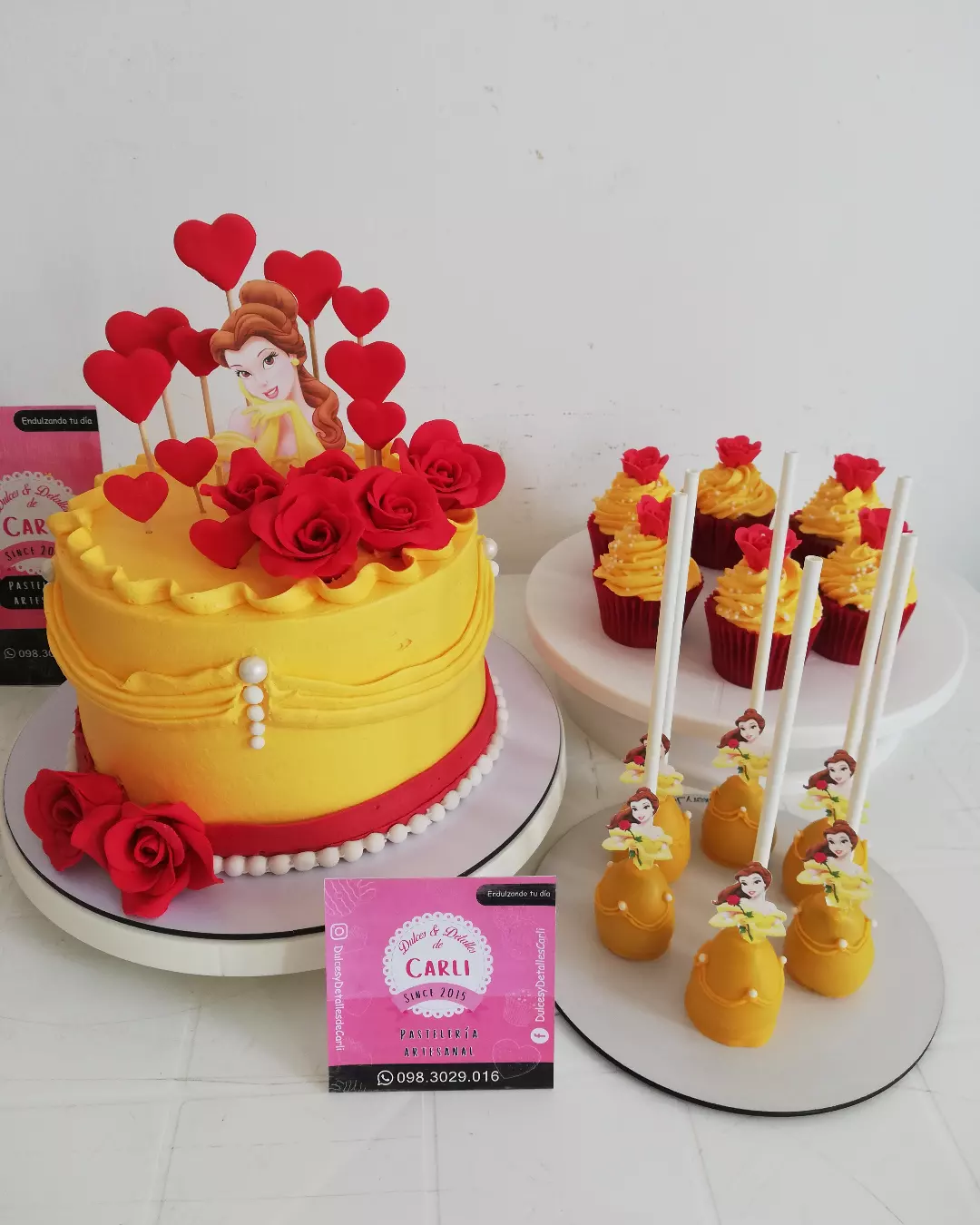 Pastel amarillo y rojo de Bella con cake pops