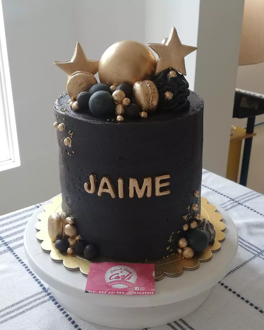 Pastel negro con esferas doradas y nombre Jaime