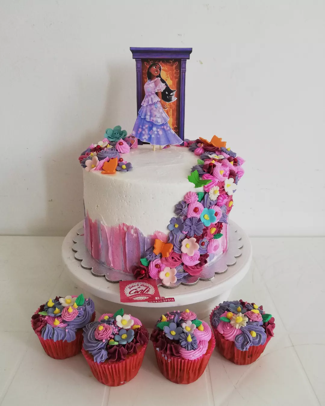 Pastel de princesa Rapunzel con cupcakes morados