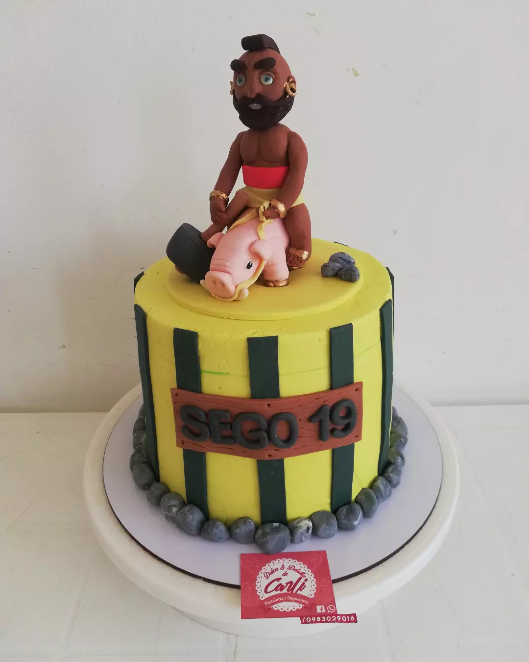Pastel amarillo y negro con figura de futbolista