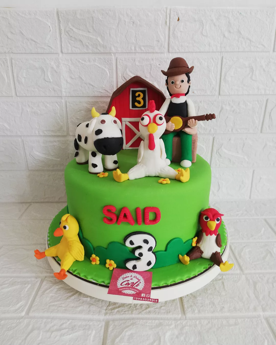 Pastel verde de granja con animales y nombre Said