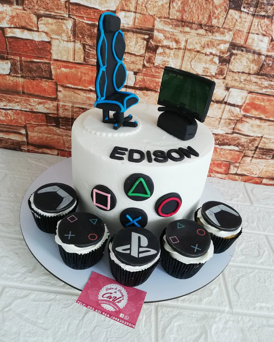 Pastel de PlayStation con cupcakes temáticos