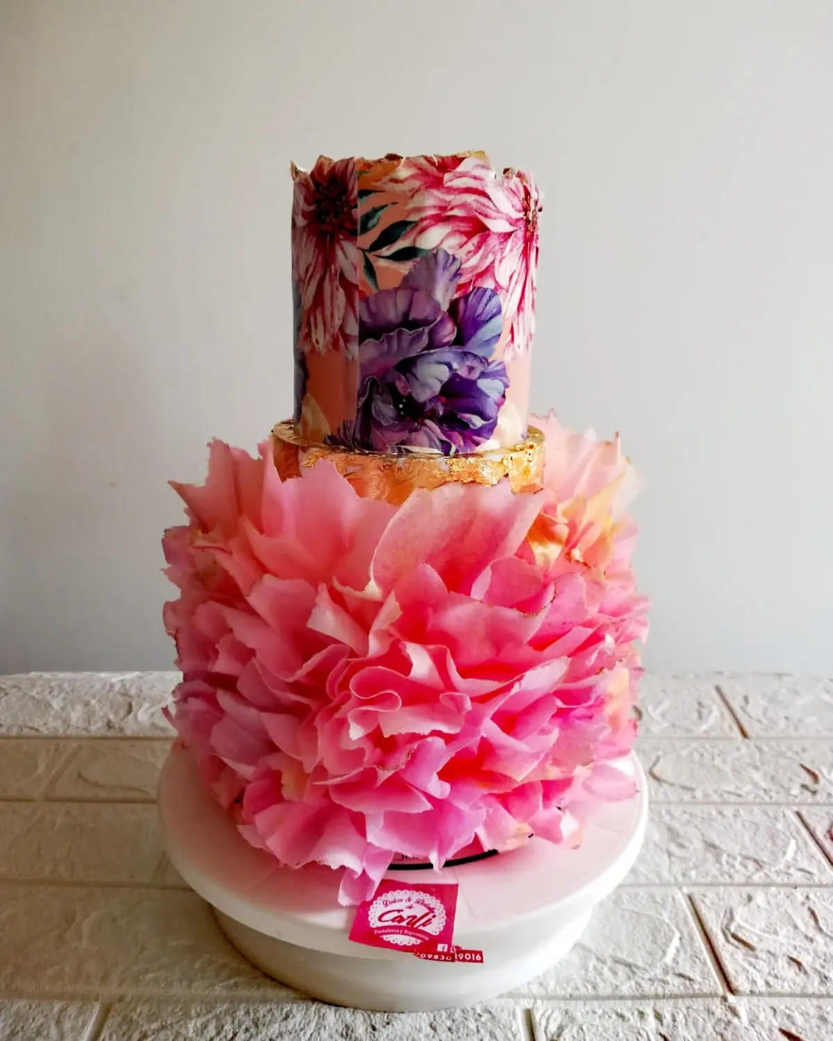 Pastel rosa con volantes y topper fotográfico
