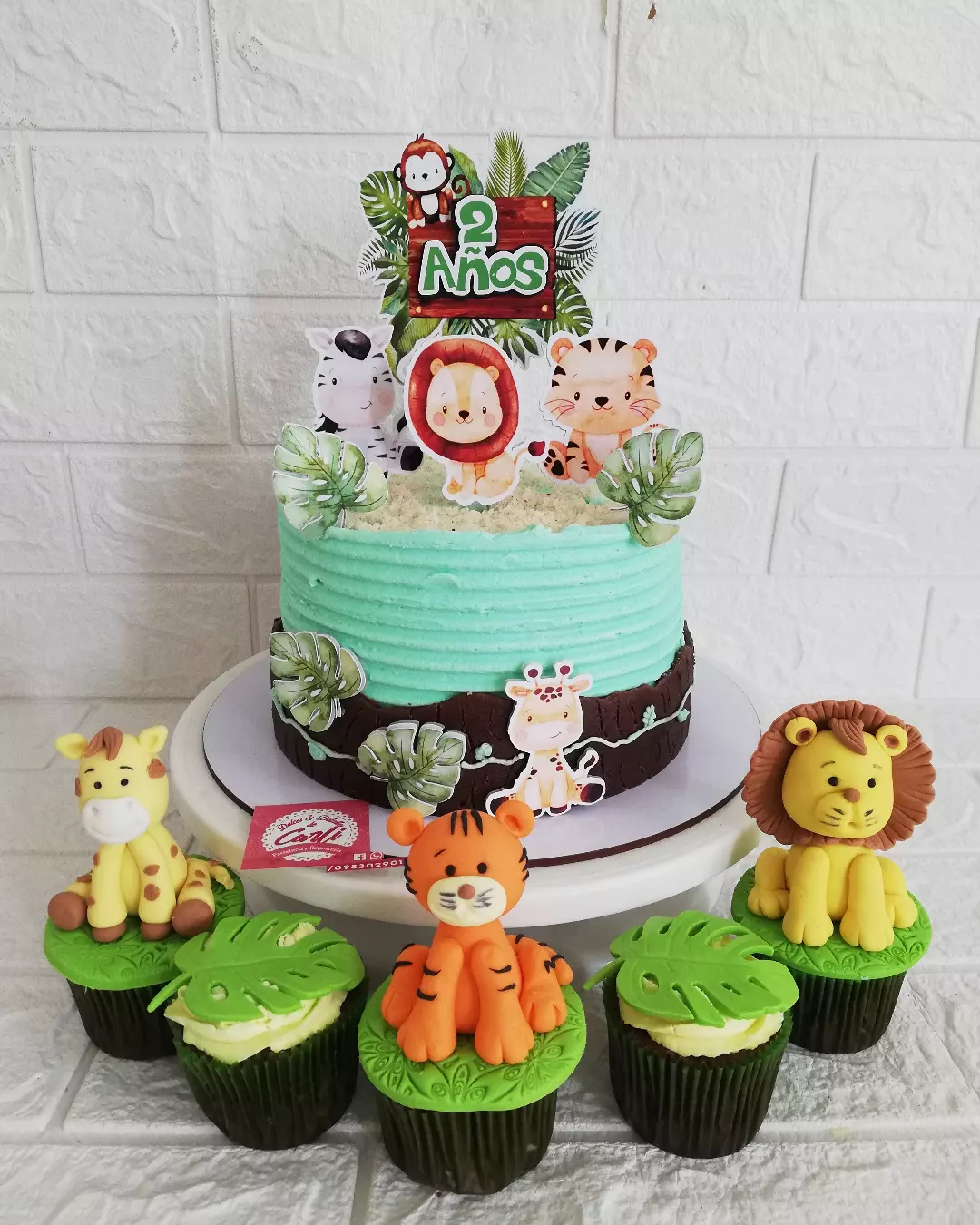 Pastel safari con animales y cupcakes verdes