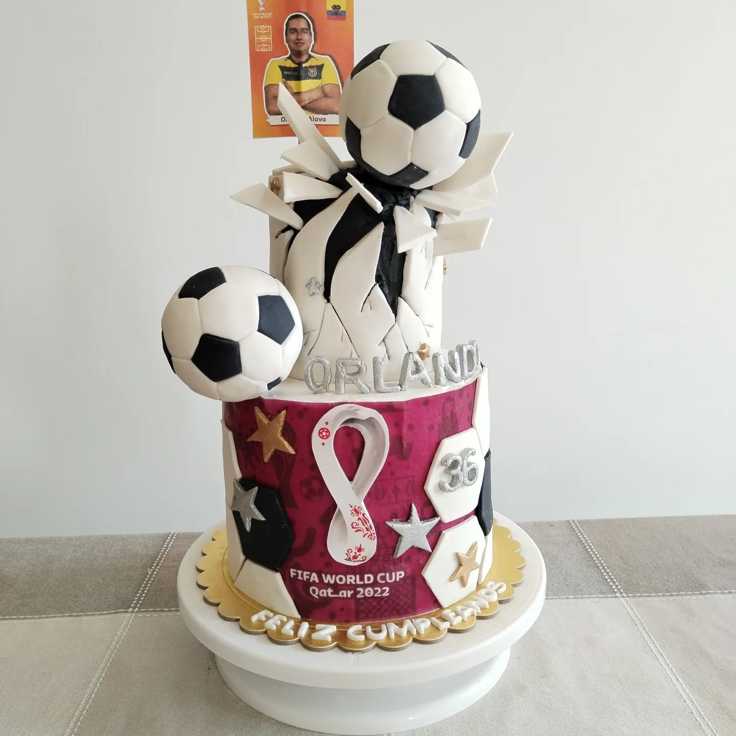 Pastel blanco y rosa de fútbol con lazo decorativo
