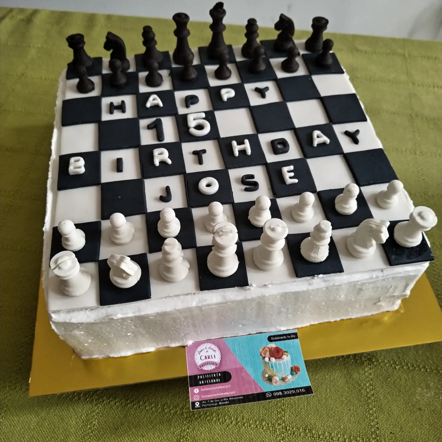 Pastel tablero de ajedrez con piezas blancas y negras