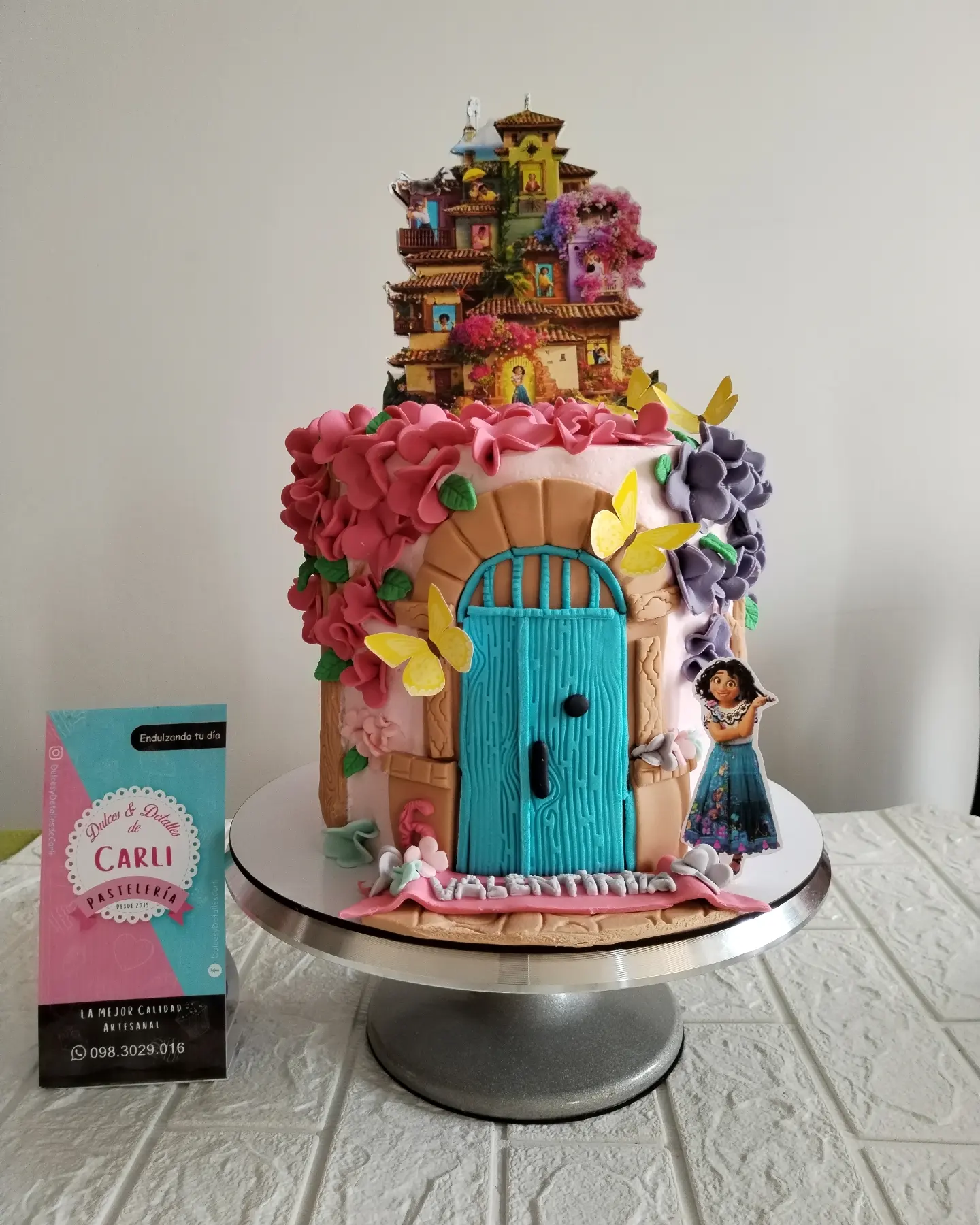 Pastel de Encanto con casa, flores y personajes