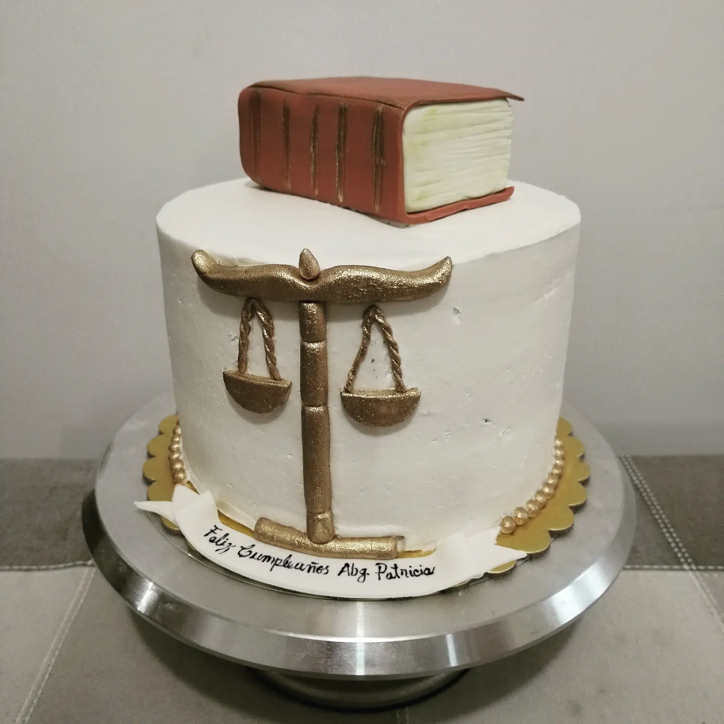 Pastel profesional con libro y balanza dorada