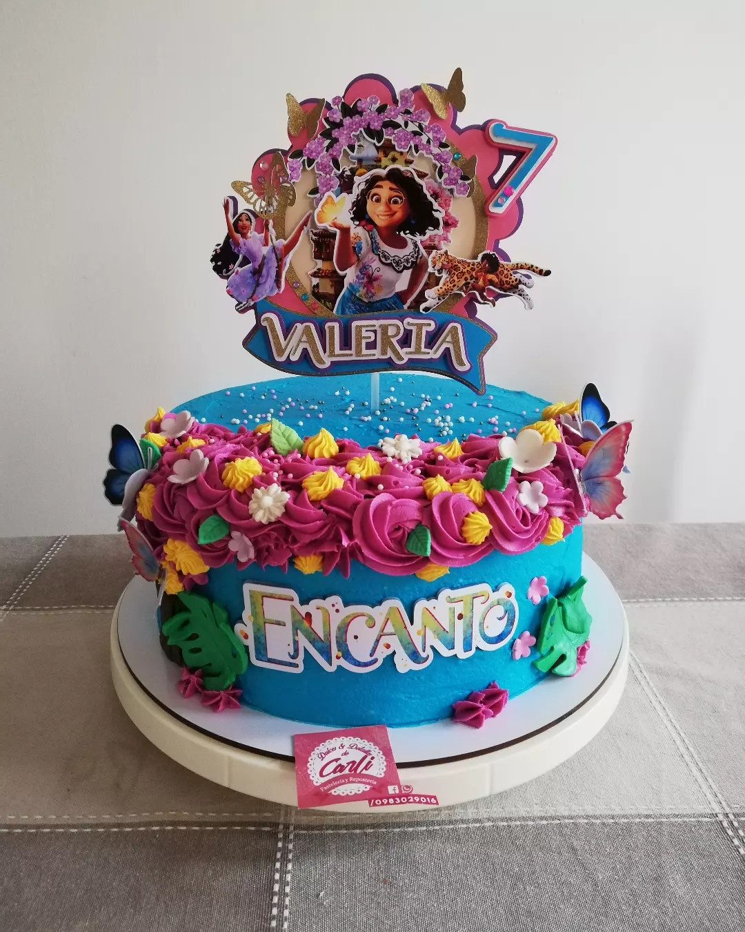 Pastel colorido de Encanto con nombre Valeria
