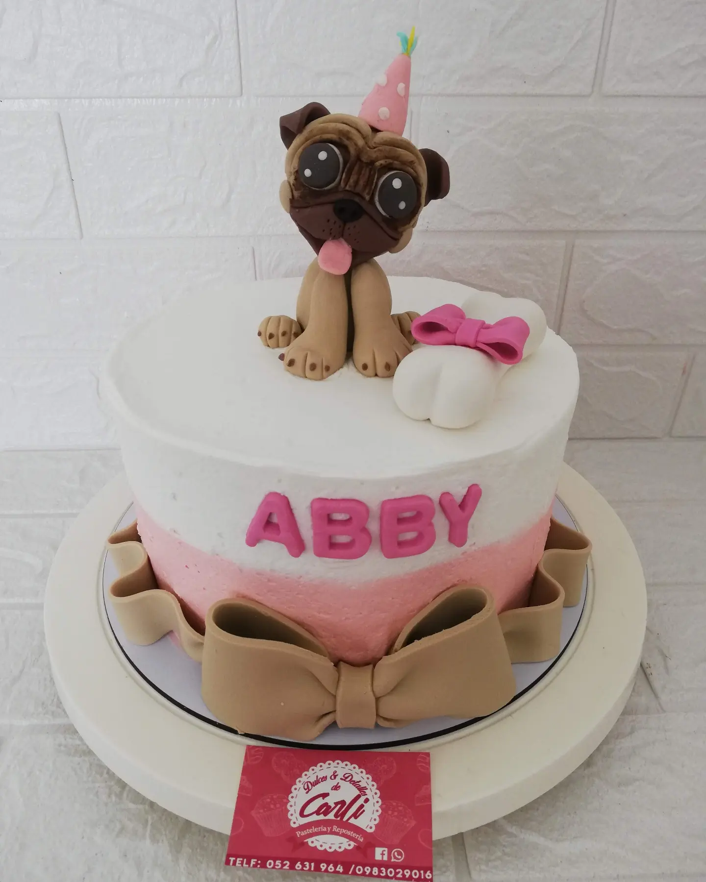 Pastel blanco y rosa con perros y nombre Abby