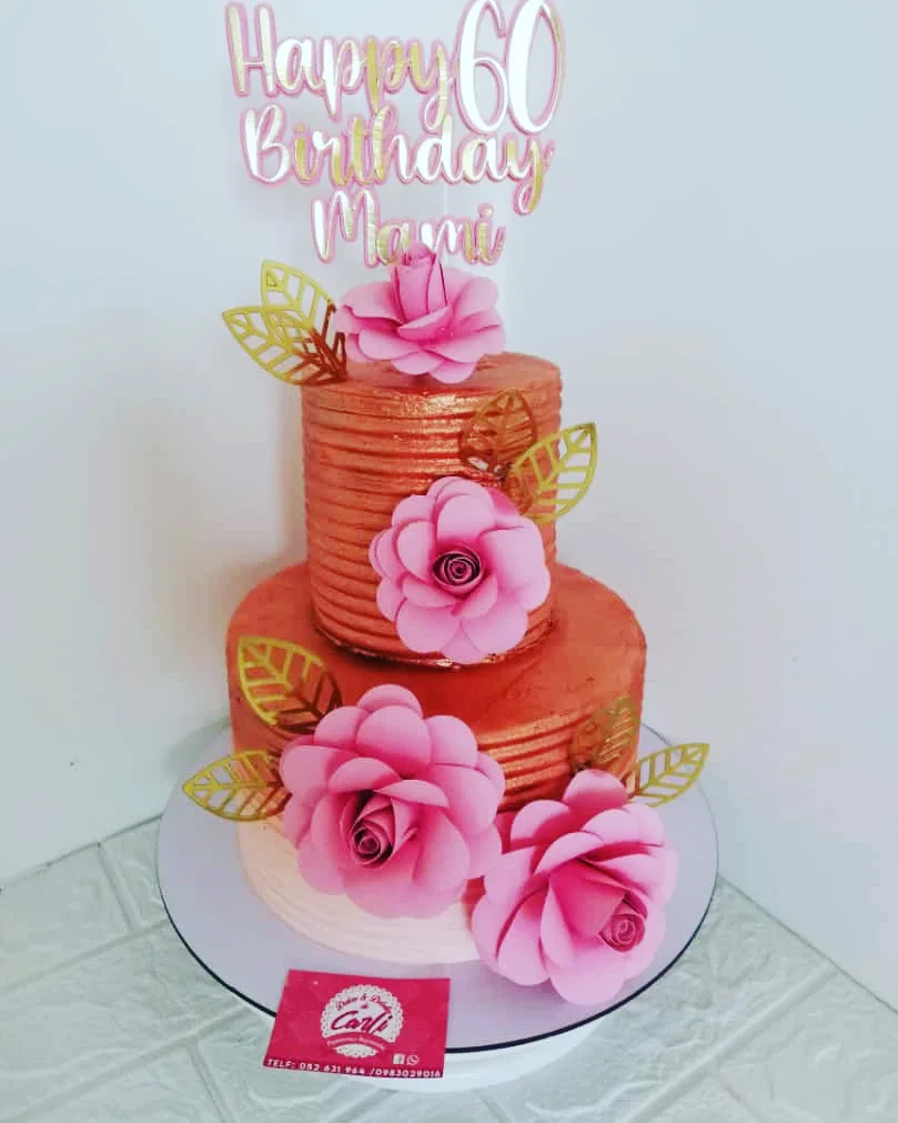 Pastel terracota de 60 años con flores rosas