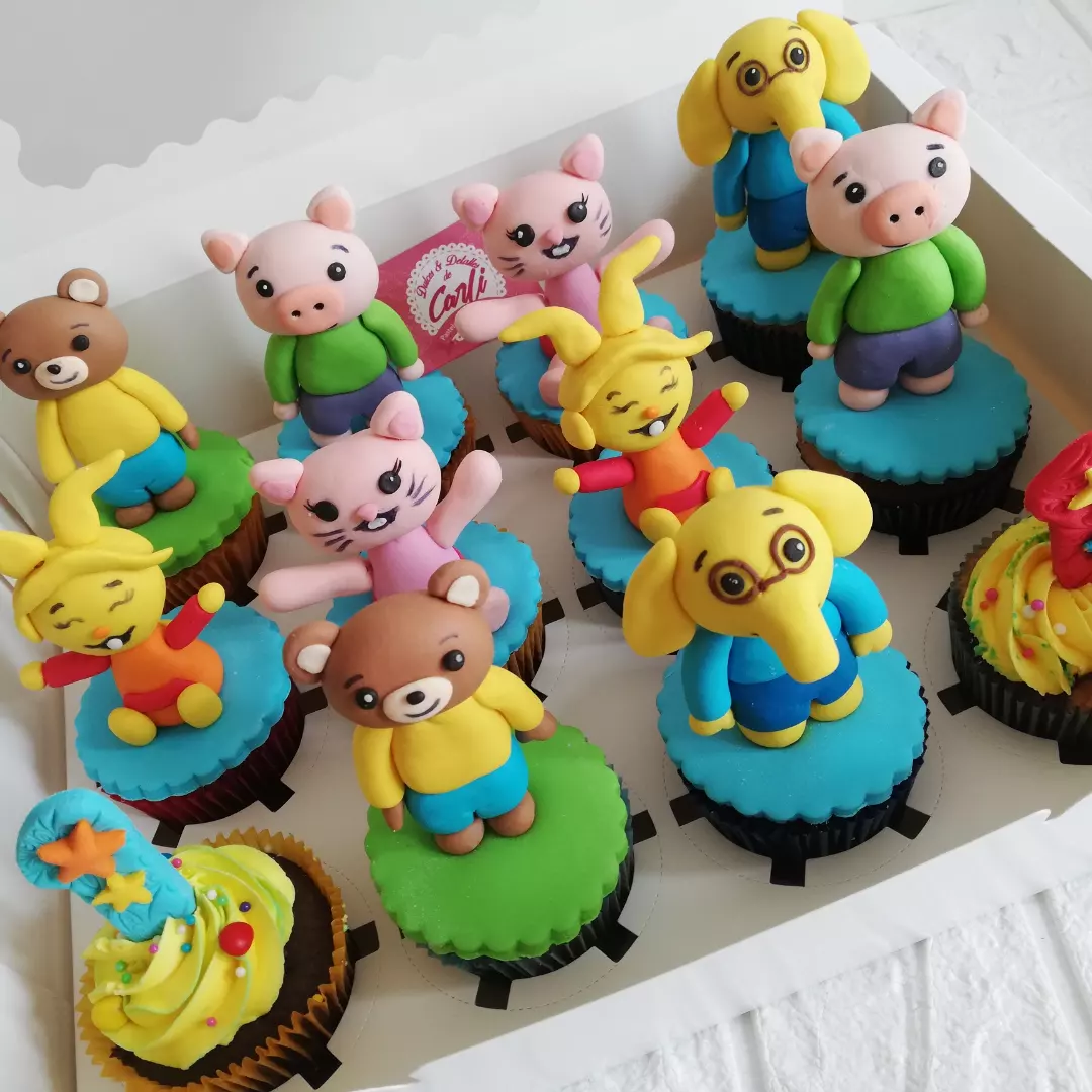 Cupcakes de Paw Patrol con figuras de personajes