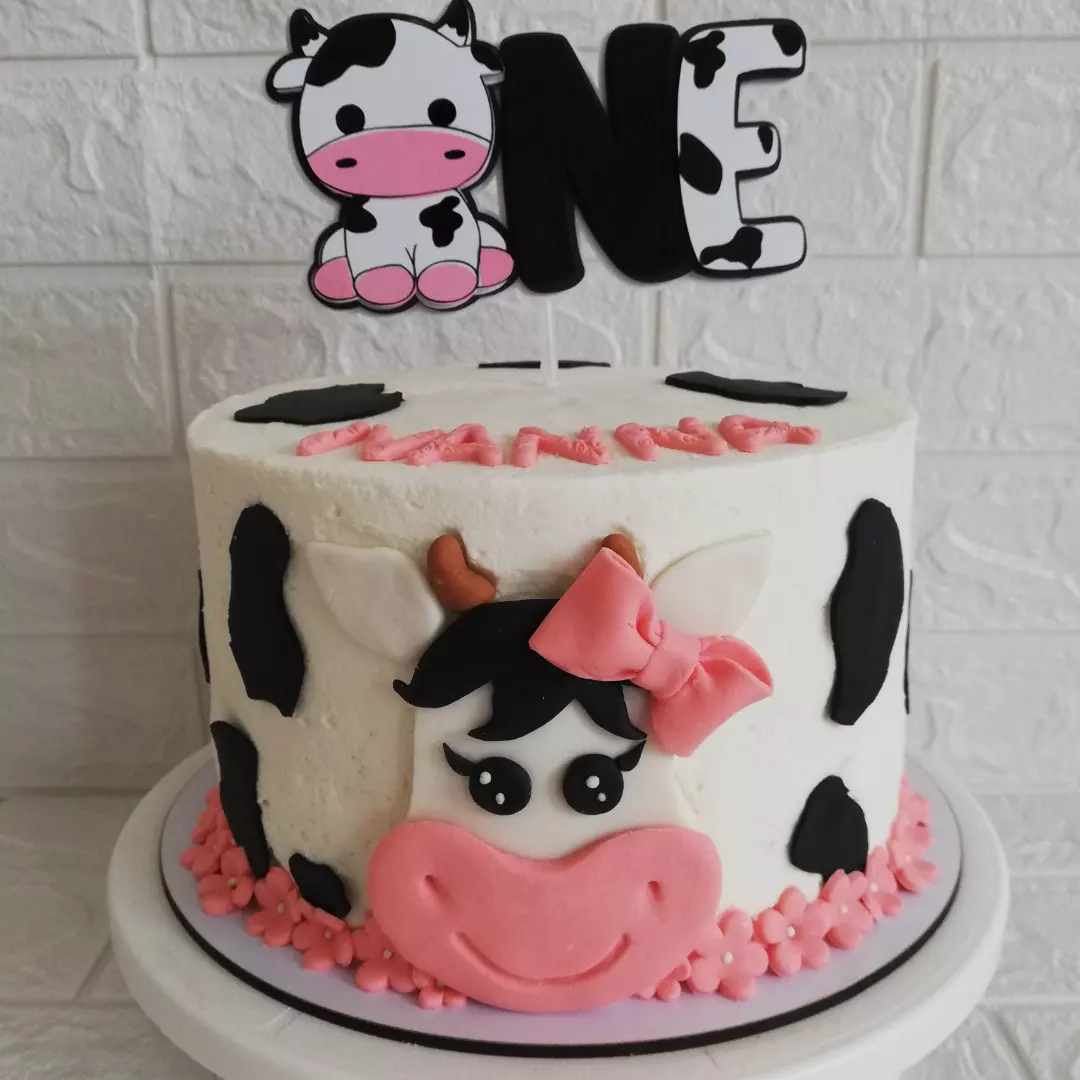 Pastel de primer año con diseño de vaca rosa y negra