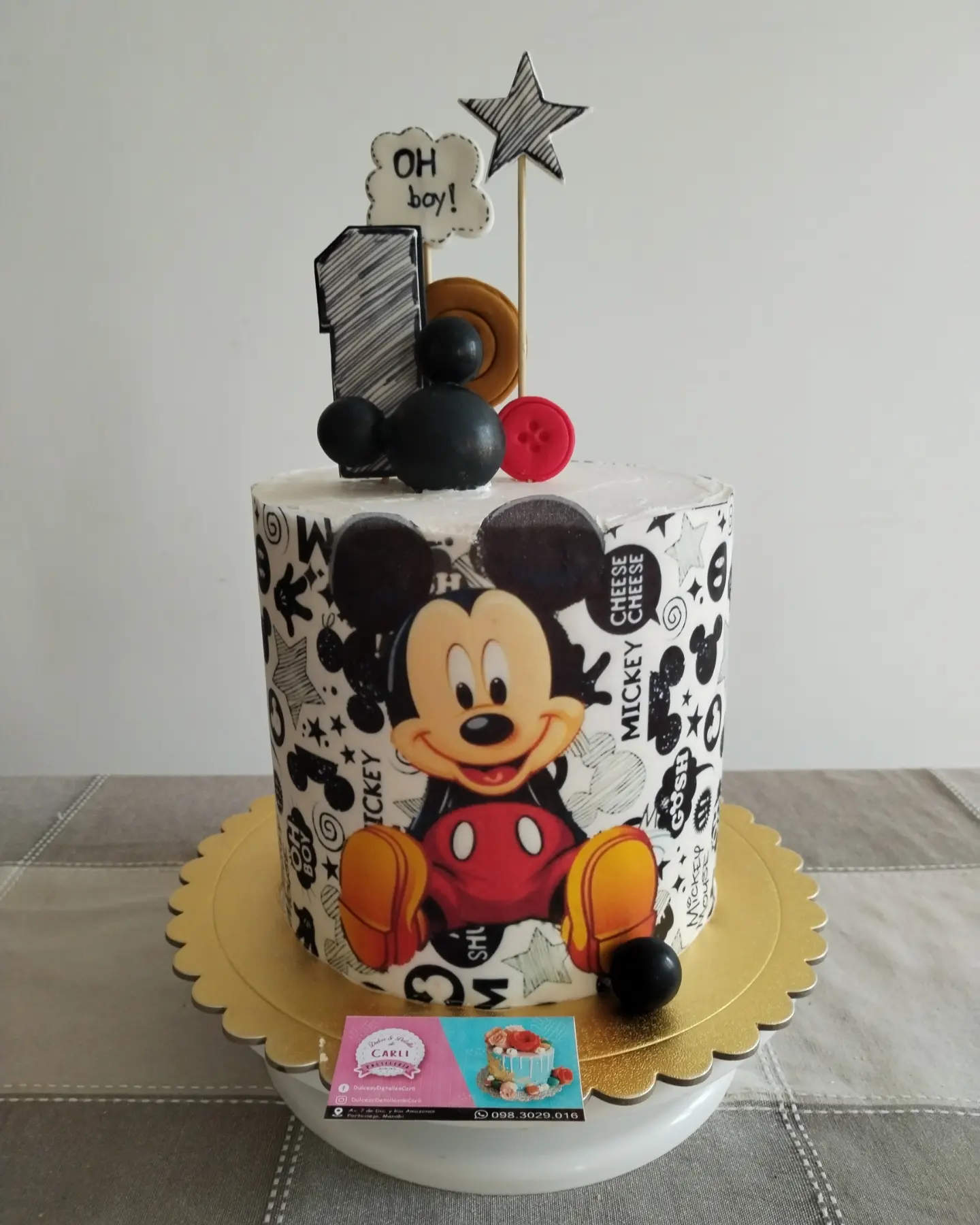 Pastel de Mickey en blanco y negro con globos
