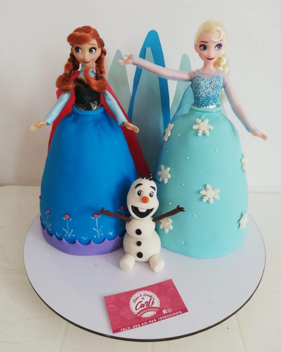 Pasteles vestidos de Anna y Elsa con Olaf