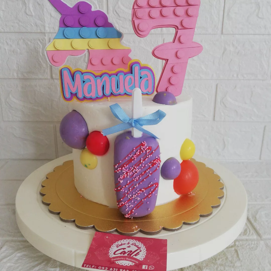 Pastel infantil de siete años con globos y colores