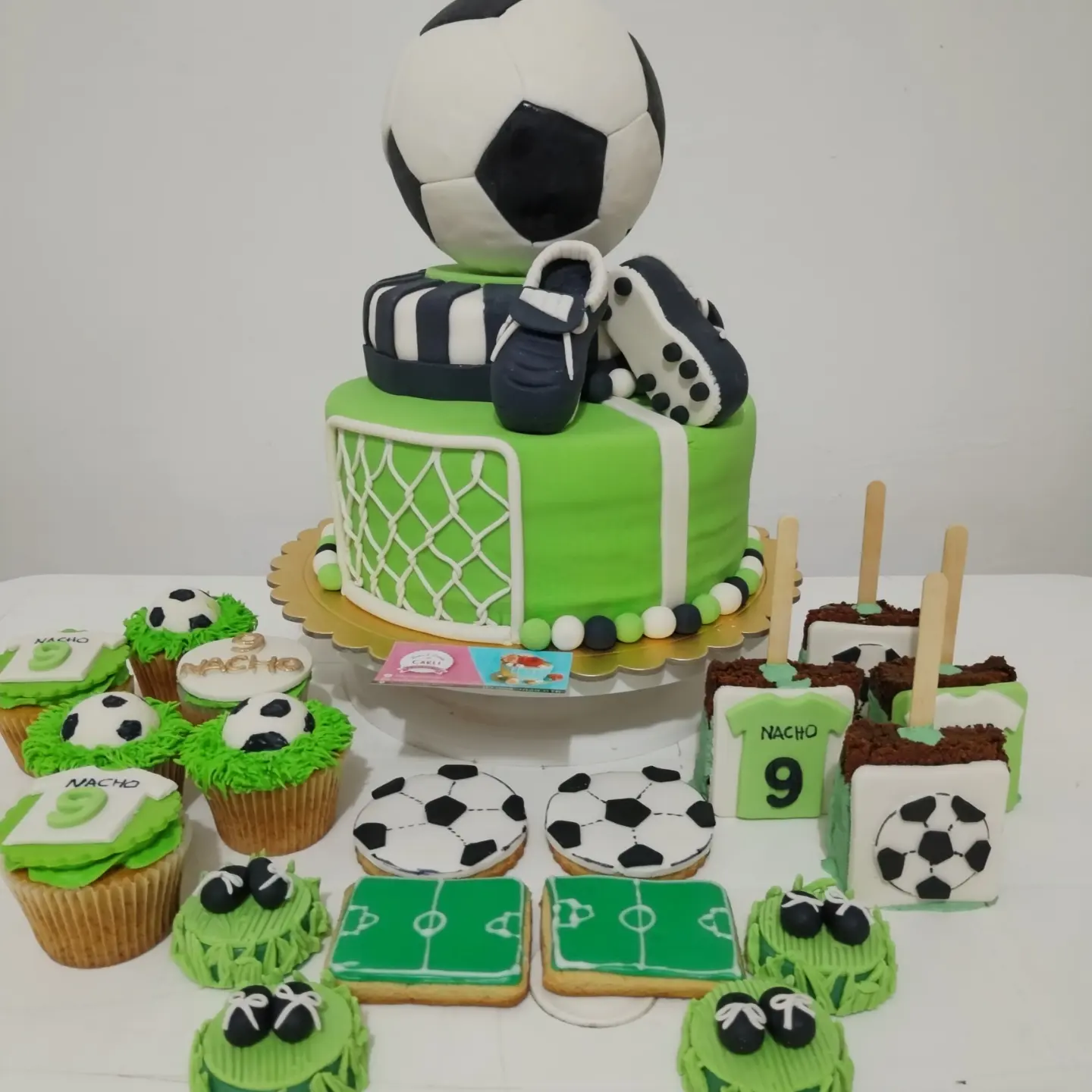 Pastel de fútbol con cupcakes y galletas verdes